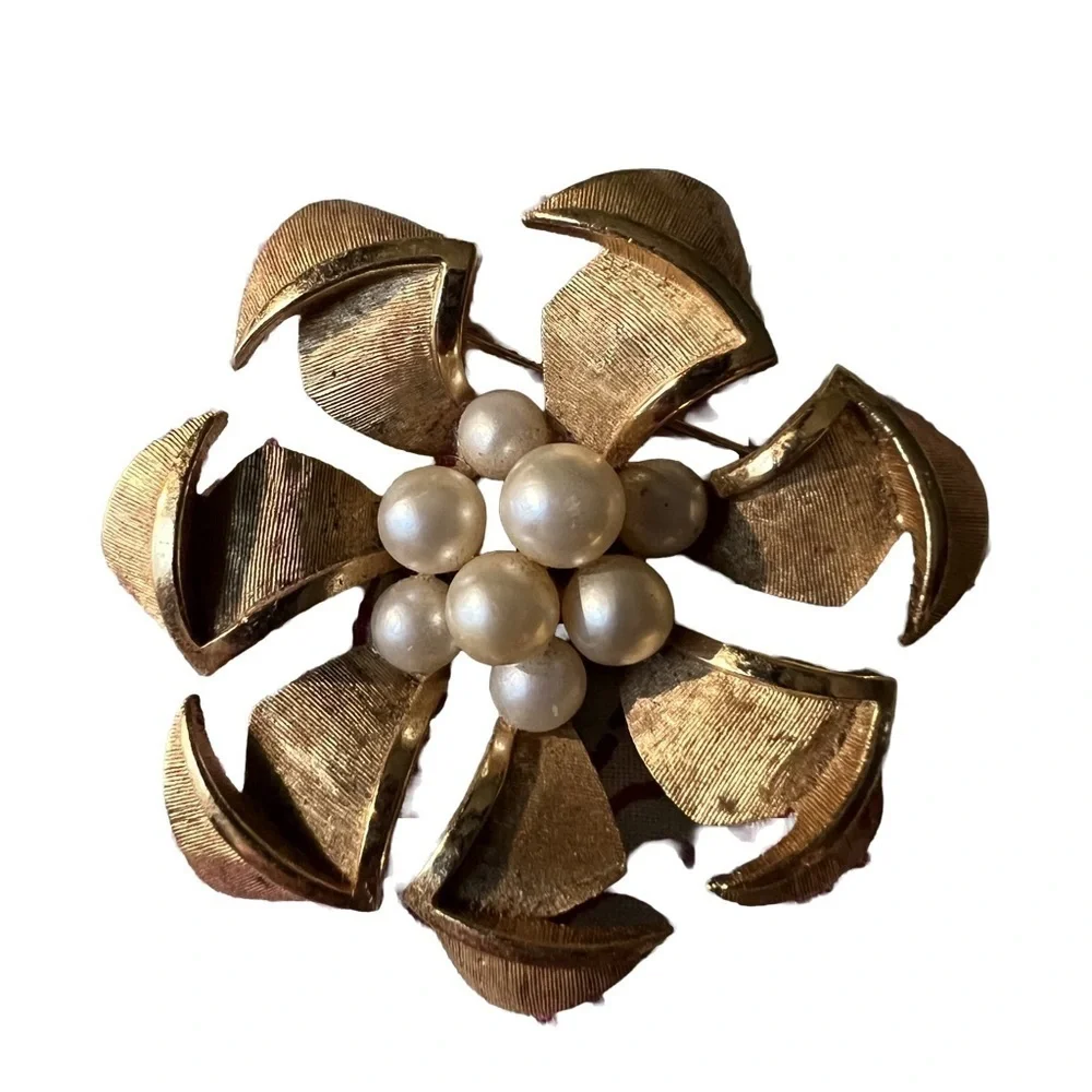 Vintage Trifari Flower Brooch Pin Pearl Center